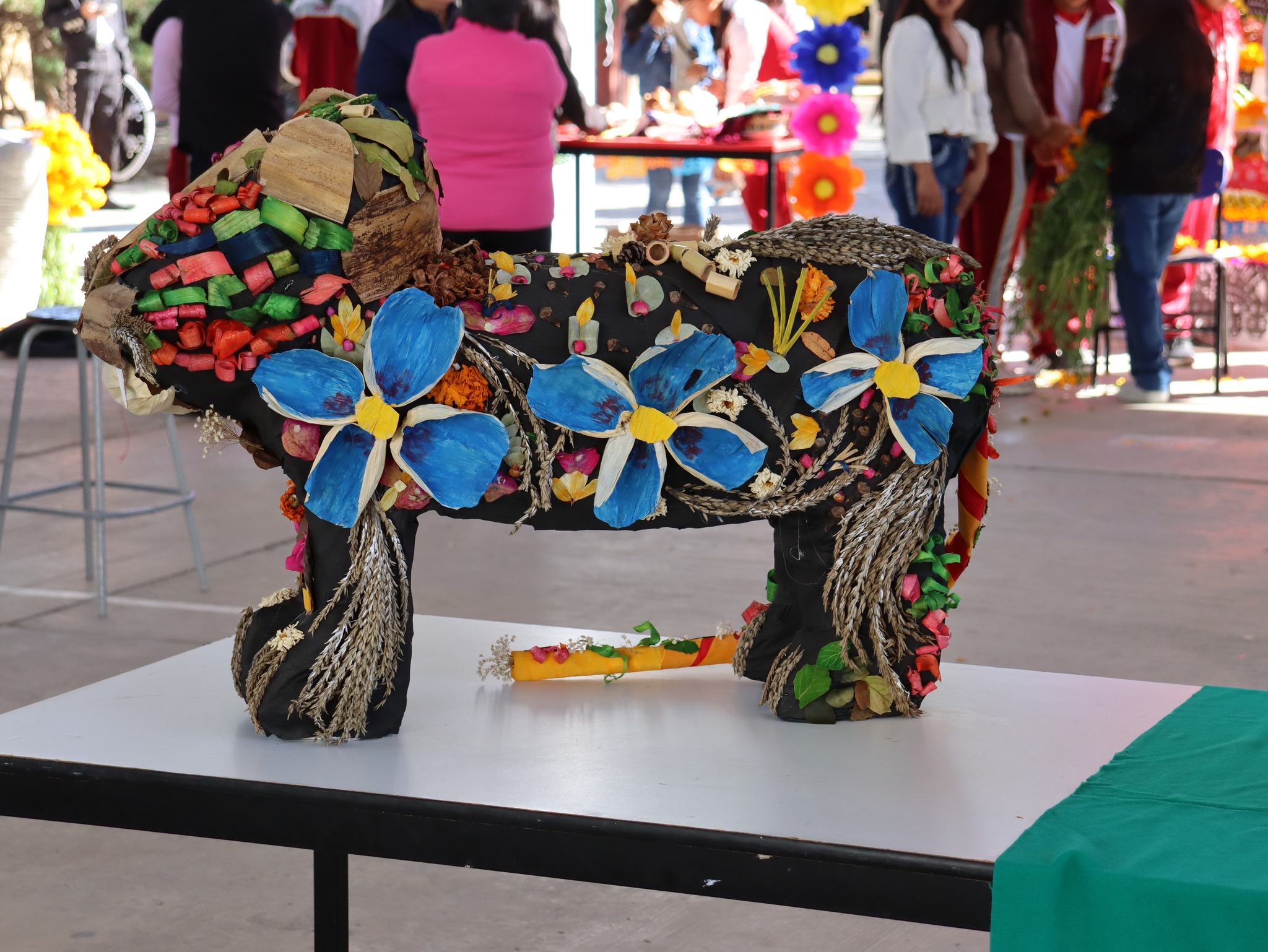Detalle de un alebrije con colores vibrantes
