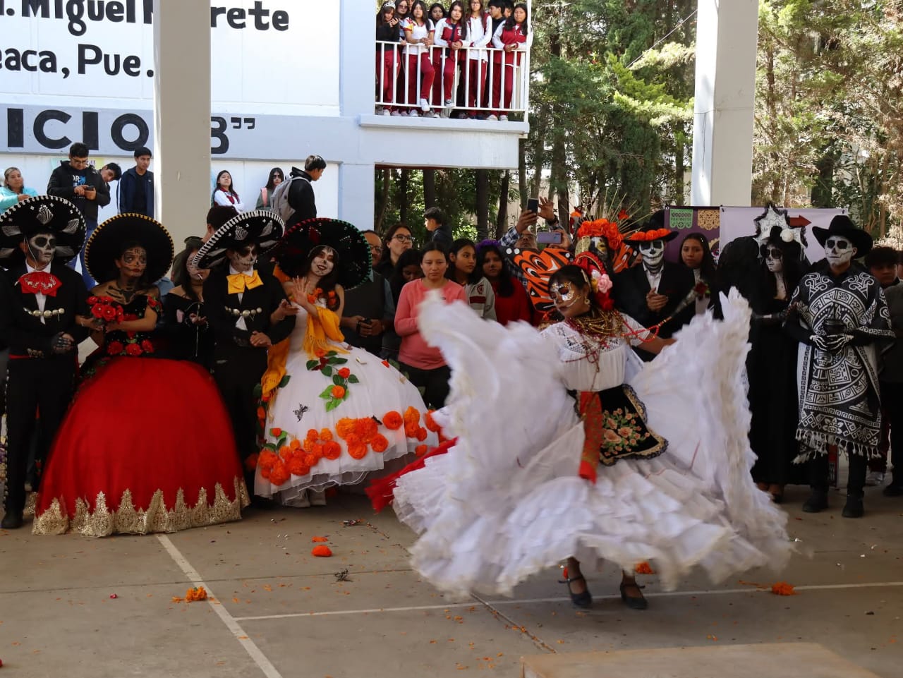 Grupo de Programación 5A durante su bailable