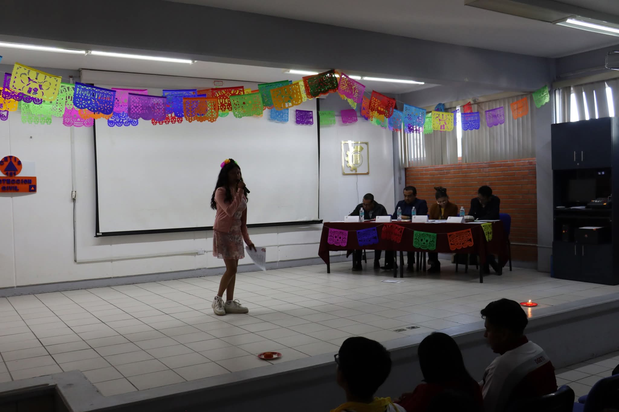 Alumnos participando en el concurso de calaveritas