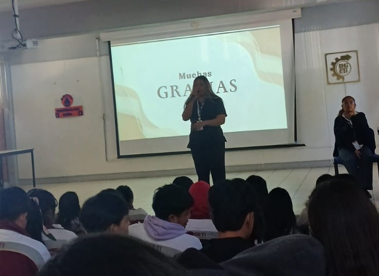 Alumnos del CETIS 151 exponiendo un proyecto de ciencia en una secundaria.