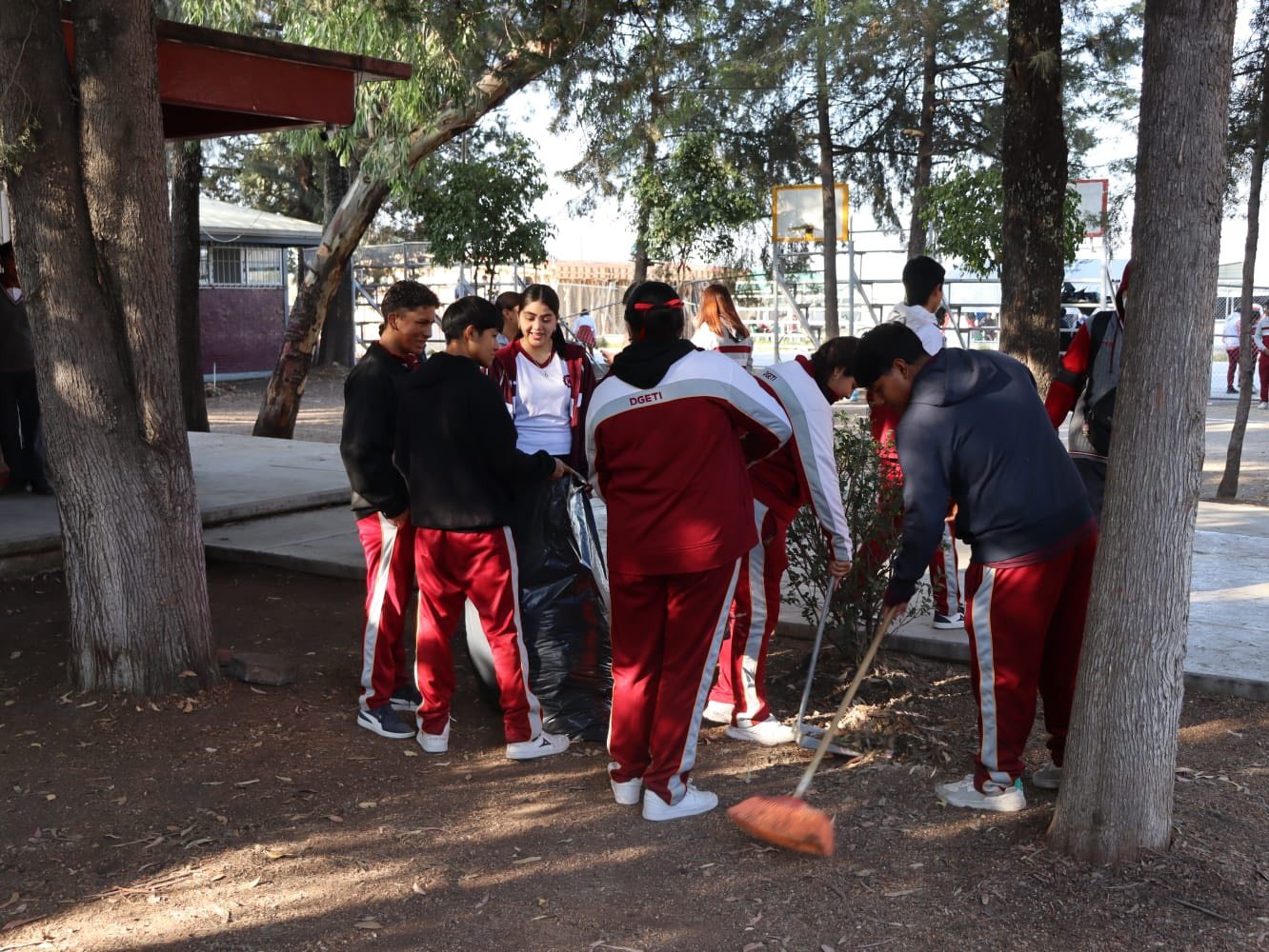 Estudiantes limpiando área deportiva